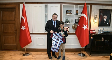 SATRANÇ DAHİSİNDEN BAŞKAN GENÇ’E ZİYARET