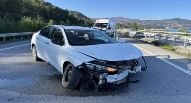 Sinop'ta bariyere çarpan otomobildeki 5 kişi yaralandı