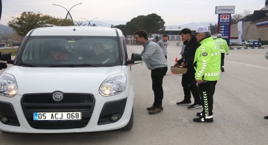 Taşova'da lise öğrencileri sürücüleri uyardı