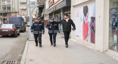 Terme Belediyesi zabıta ekipleri, kaldırım işgalinin önüne geçmek için çalışma yürütüyor