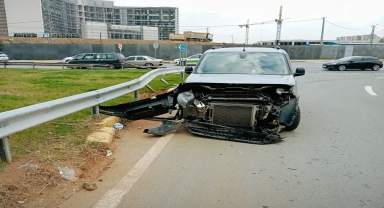Trabzon'da devrilen otomobildeki baba ile oğlu yaralandı