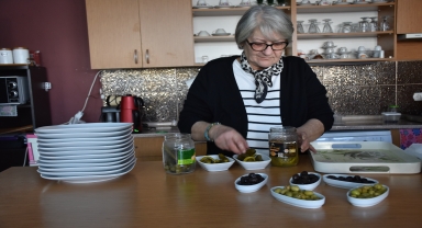 Trabzon'da özel bireyler aileleriyle yaptıkları yemekleri kafede satıyor