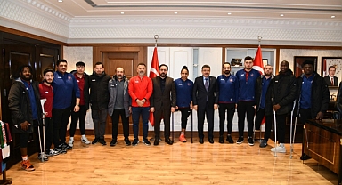 BAŞKAN GENÇ’E ŞAMPİYONLUK SÖZÜ VERDİLER
