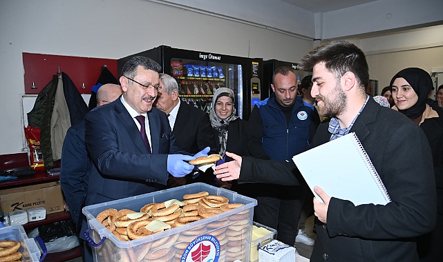 BAŞKAN GENÇ'TEN ÜNİVERSİTELİ ÖĞRENCİLERE MORAL ZİYARETİ