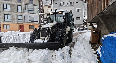 BÜYÜKŞEHİR EKİPLERİ KARLA MÜCADELEYİ SÜRDÜRÜYOR