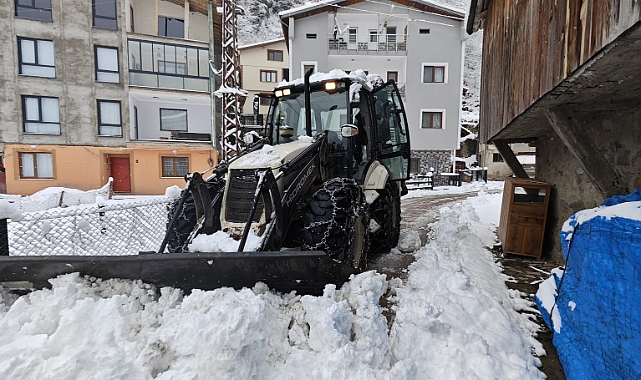 BÜYÜKŞEHİR EKİPLERİ KARLA MÜCADELEYİ SÜRDÜRÜYOR 