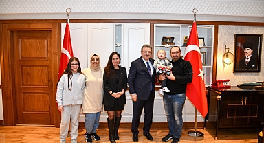 SAĞLIĞINA KAVUŞAN MİNİK ALTUĞ VE AİLESİNDEN BAŞKAN GENÇ'E TEŞEKKÜR ZİYARETİ