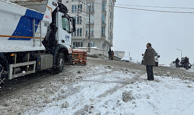Başkan İbrahim Sandıkçı: "52 mahallemizin tamamında karla mücadele çalışmalarımıza aralıksız bir şekilde devam ediyoruz" 
