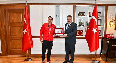BAŞKAN GENÇ, DÜNYA ŞAMPİYONU BUSENAZ SÜRMENELİ'Yİ AĞIRLADI