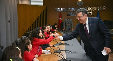 BAŞKAN GENÇ MİNİK ÖĞRENCİLERLE BULUŞTU