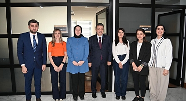 BAŞKAN GENÇ’TEN KADIN PERSONELE ANLAMLI JEST