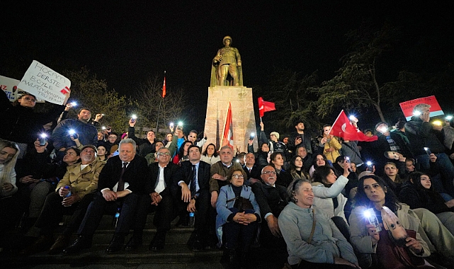 TRABZON MEYDANINDA “İMAMOĞLU’NA ÖZGÜRLÜK” SLOGANLARI YANKILANDI