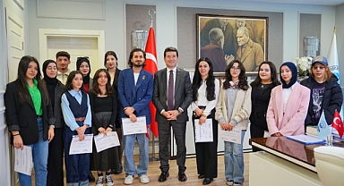 BAŞKAN KAYA, 23 NİSAN FESTİVALİNE KATKI SAĞLAYAN ÖĞRENCİLERE TEŞEKKÜR BELGESİ VERDİ