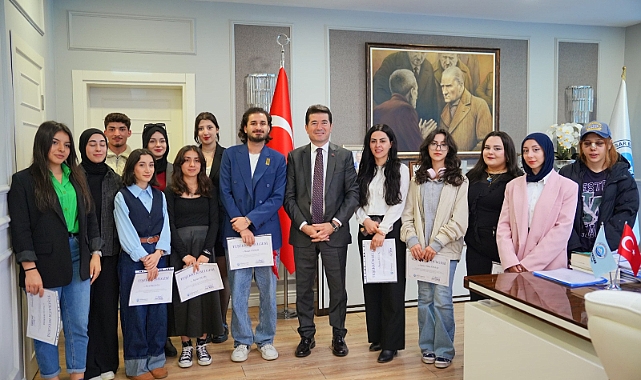 BAŞKAN KAYA, 23 NİSAN FESTİVALİNE KATKI SAĞLAYAN ÖĞRENCİLERE TEŞEKKÜR BELGESİ VERDİ