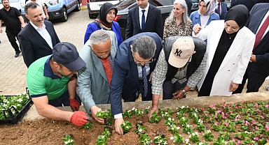 BAŞKAN GENÇ’TEN HUZUREVİ SAKİNLERİNE ZİYARET