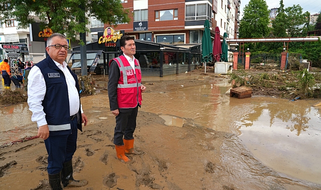 BAŞKAN KAYA, ŞİDDETLİ YAĞIŞIN VURDUĞU BEŞİRLİ VE TOKLU SAHİLİNDE ÇALIŞMALARI YERİNDE TAKİP ETTİ