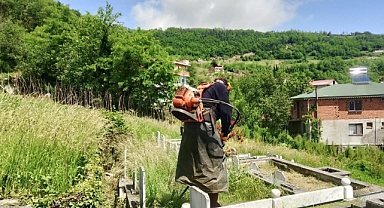 BÜYÜKŞEHİR EKİPLERİ, MEZARLIKLARDA BAYRAM HAZIRLIKLARINI TAMAMLADI