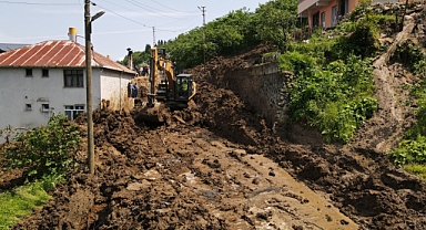 ORTAHİSAR BELEDİYESİ, AĞILLI’DA YAŞANAN HEYELANA MÜDAHALE ETTİ