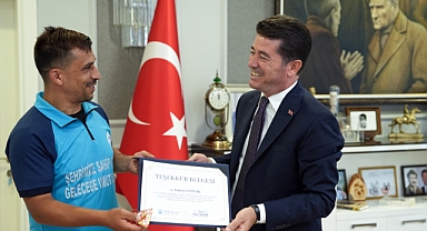 BAŞKAN KAYA, ÖRNEK DAVRANIŞ SERGİLEYEN PERSONELE TEŞEKKÜR BELGESİ VERDİ