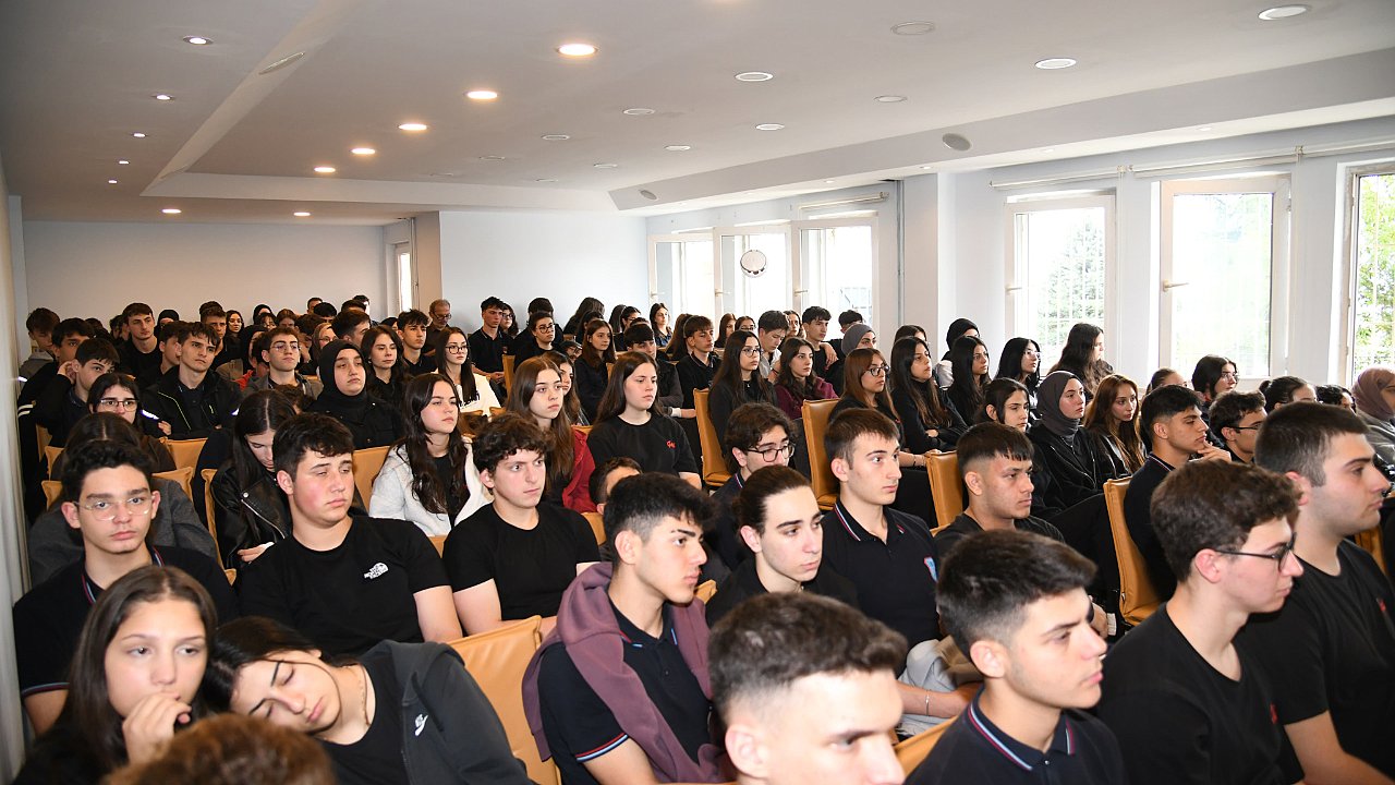 BÜYÜKŞEHİR'DEN 10 BİN ÖĞRENCİYE DİJİTAL EĞİTİM DESTEĞİ