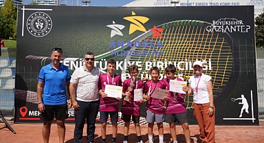 BÜYÜKŞEHİR’İN TENİS TAKIMINDAN GURURLANDIRAN BAŞARI