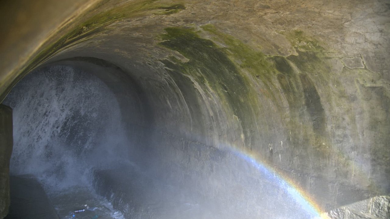ZORLU’DAN ‘KİRLİ SU’ AÇIKLAMASI: “HASTANELERDE BÜYÜK SIKINTI VAR”