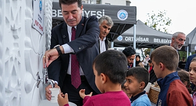 KENT ÇEŞMELERİNİN ÜÇÜNCÜSÜ, BAHÇECİK'TE HİZMET VERMEYE BAŞLADI BAŞKAN KAYA, ÖĞRENCİLERE VE VATANDAŞLARA ÇORBA İKRAM ETTİ