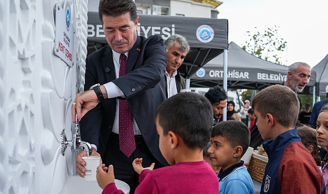KENT ÇEŞMELERİNİN ÜÇÜNCÜSÜ, BAHÇECİK'TE HİZMET VERMEYE BAŞLADI BAŞKAN KAYA, ÖĞRENCİLERE VE VATANDAŞLARA ÇORBA İKRAM ETTİ