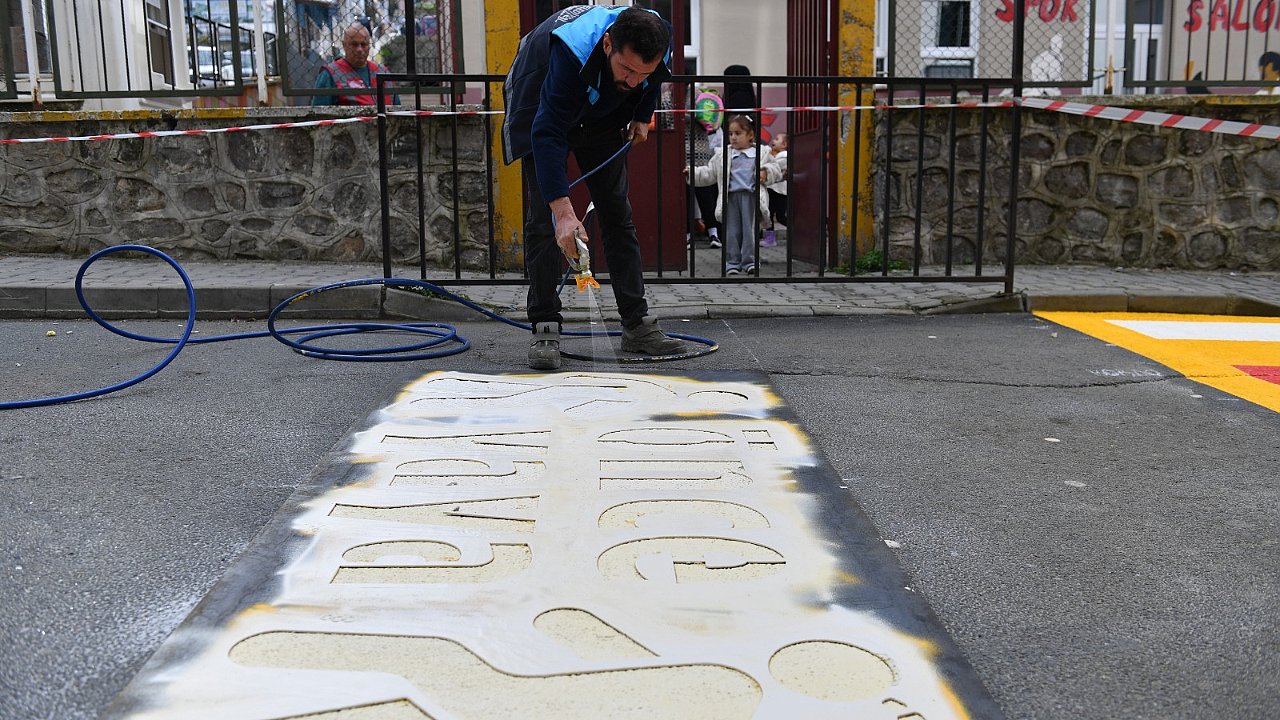 ORTAHİSAR BELEDİYESİ OKUL BAHÇELERİNİ EĞLENCELİ OYUN ALANLARINA DÖNÜŞTÜRÜYOR