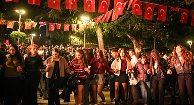 TRABZON MEYDANI KIRMIZI BEYAZA BÜRÜNDÜ