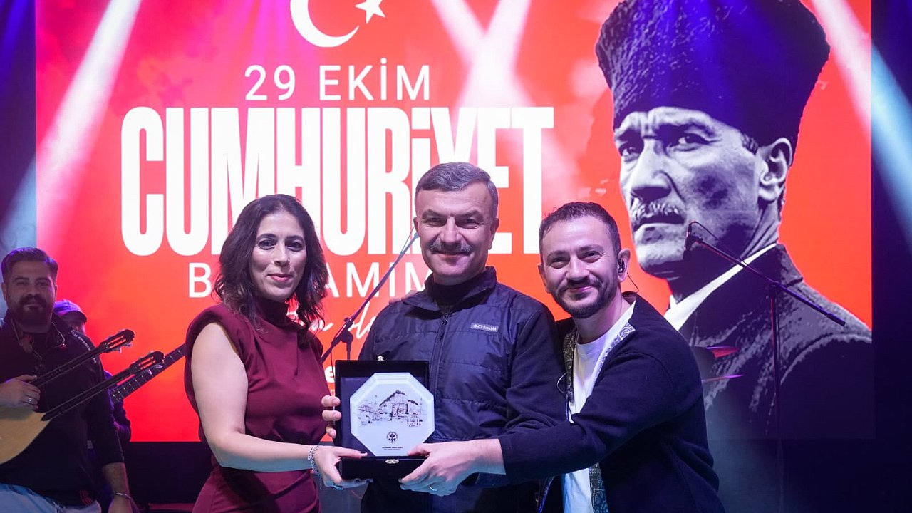 TRABZON MEYDANI KIRMIZI BEYAZA BÜRÜNDÜ