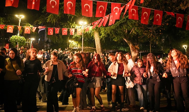 TRABZON MEYDANI KIRMIZI BEYAZA BÜRÜNDÜ
