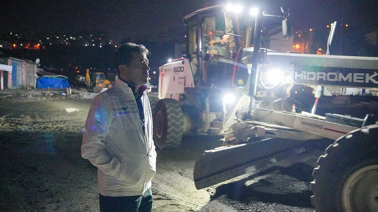 BAŞKAN KAYA, DEĞİRMENDERE’DEKİ KAVŞAK ÇALIŞMASINI YAKINDAN TAKİP EDİYOR