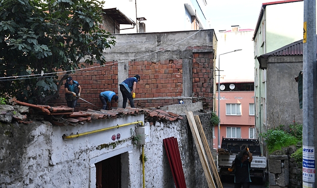 BAŞKAN KAYA, NERİMAN TEYZENİN EVİNİ TEPEDEN TIRNAĞA YENİLETTİ 