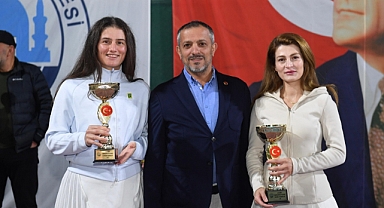 CUMHURİYET TENİS TURNUVASI’NDA ÖDÜLLER SAHİPLERİNİ BULDU