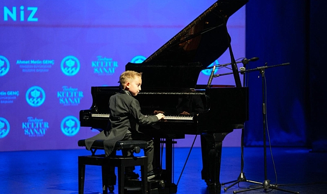 PİYANİST ÇOCUKLAR PERFORMANSLARIYLA MEST ETTİ