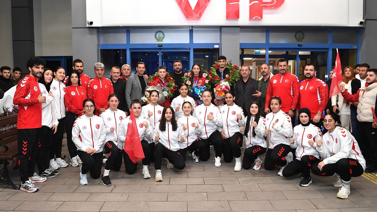 TRABZON’UN ŞAMPİYONLARINA GÖRKEMLİ KARŞILAMA