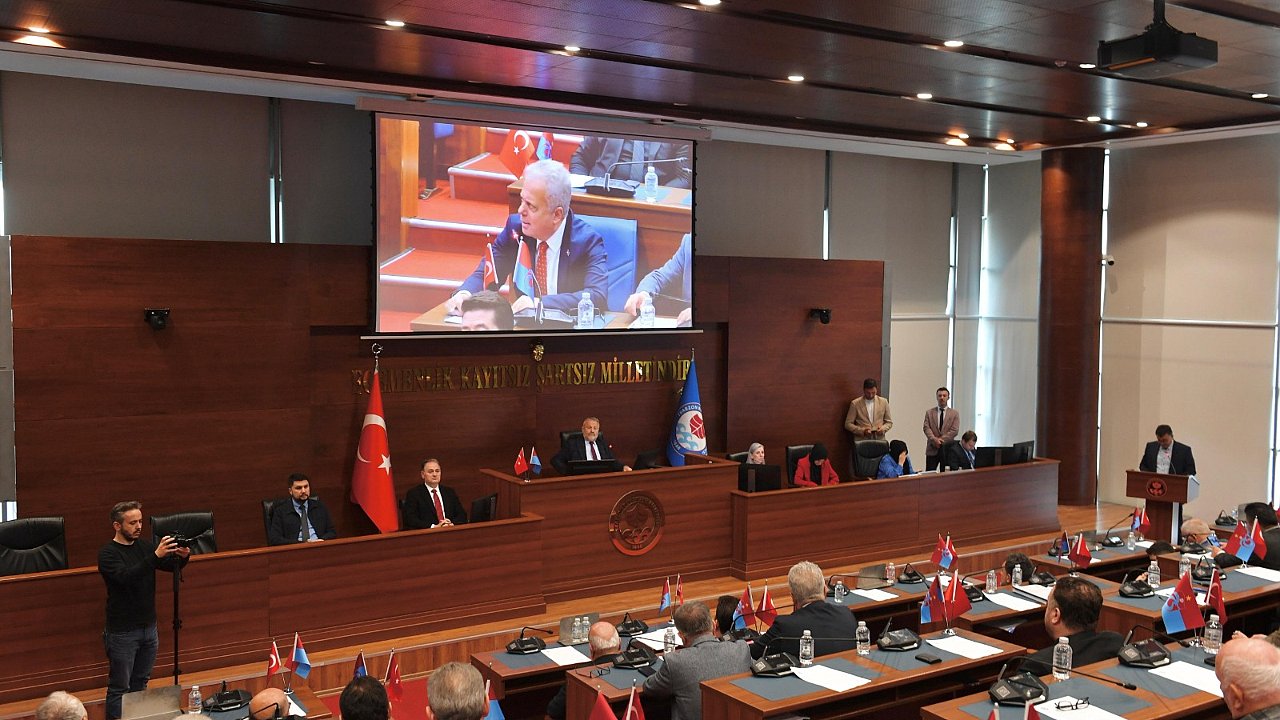 ZORLU, YEREL TİYATROLARIN YAŞADIĞI SAHNE SIKINTISINI GÜNDEME GETİRDİ