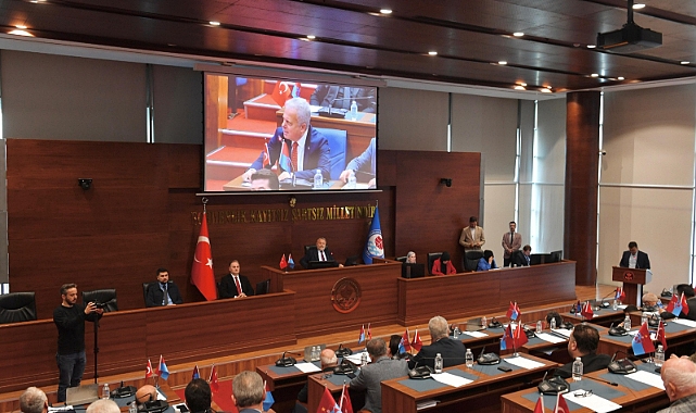 ZORLU, YEREL TİYATROLARIN YAŞADIĞI SAHNE SIKINTISINI GÜNDEME GETİRDİ 