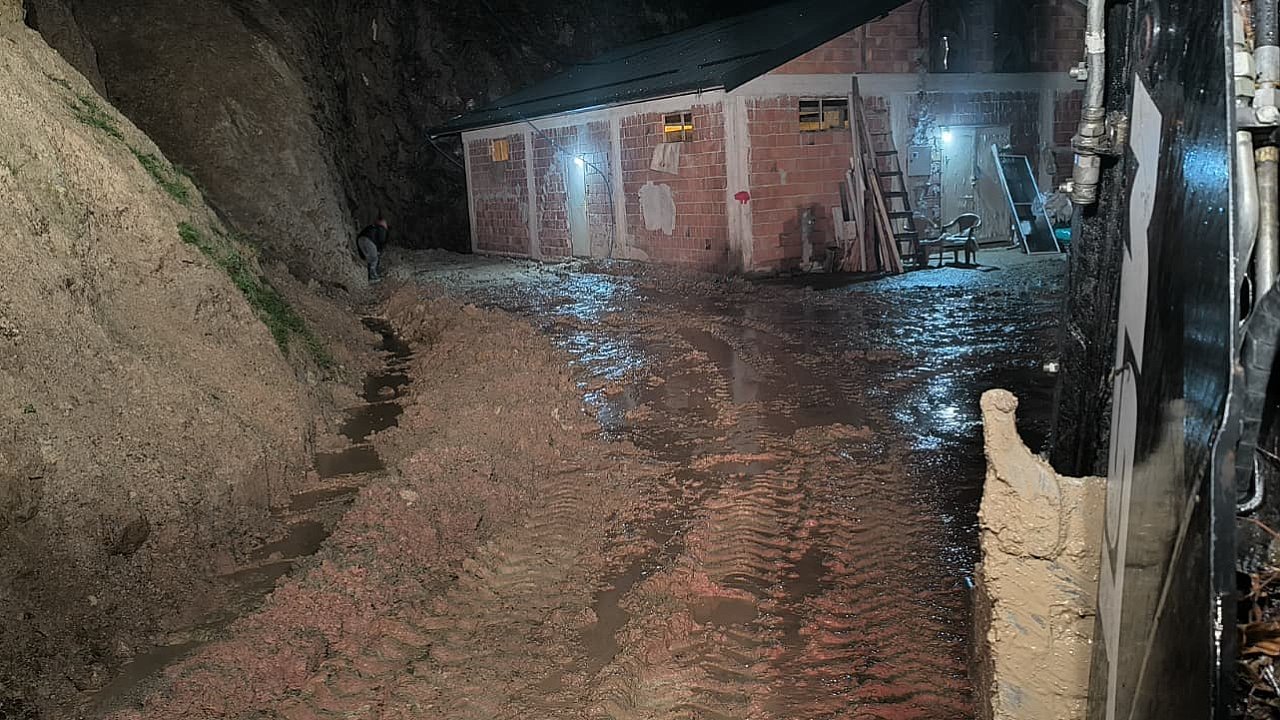 ARSİN BELEDİYESİ EKİPLERİ GECE GÜNDÜZ SAHADA