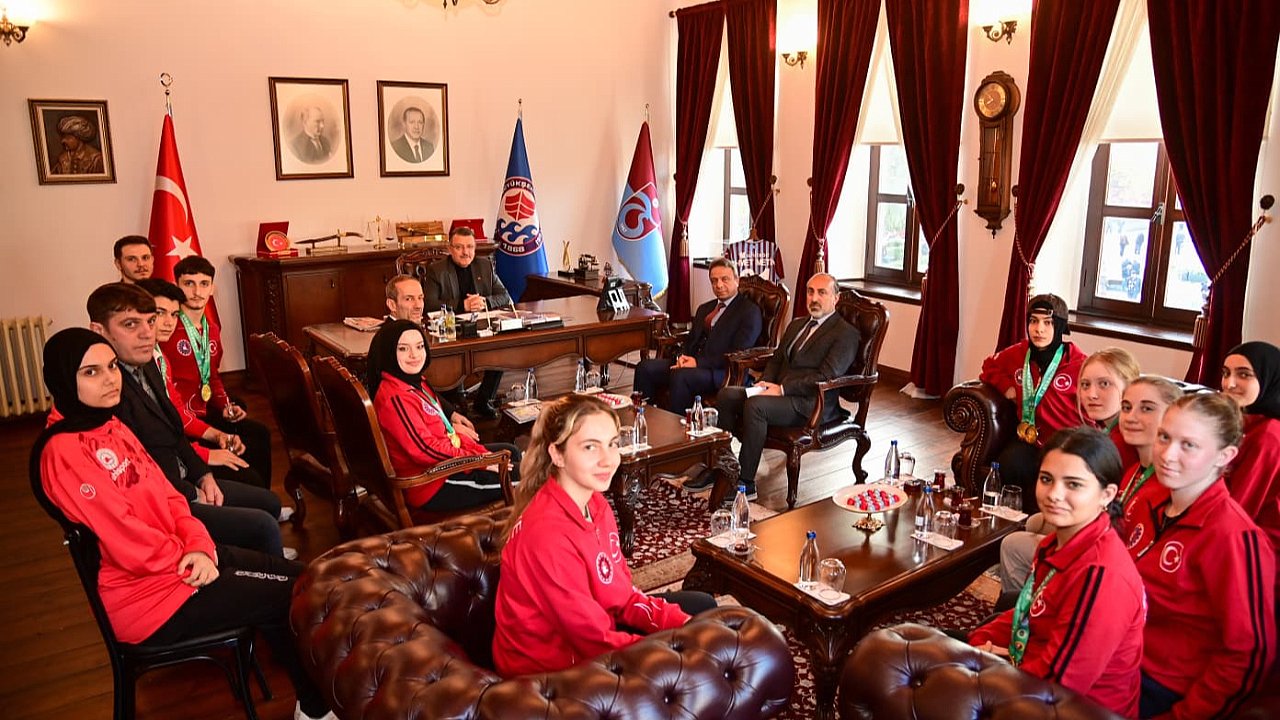 BAŞKAN GENÇ, ŞAMPİYONLARI AĞIRLADI