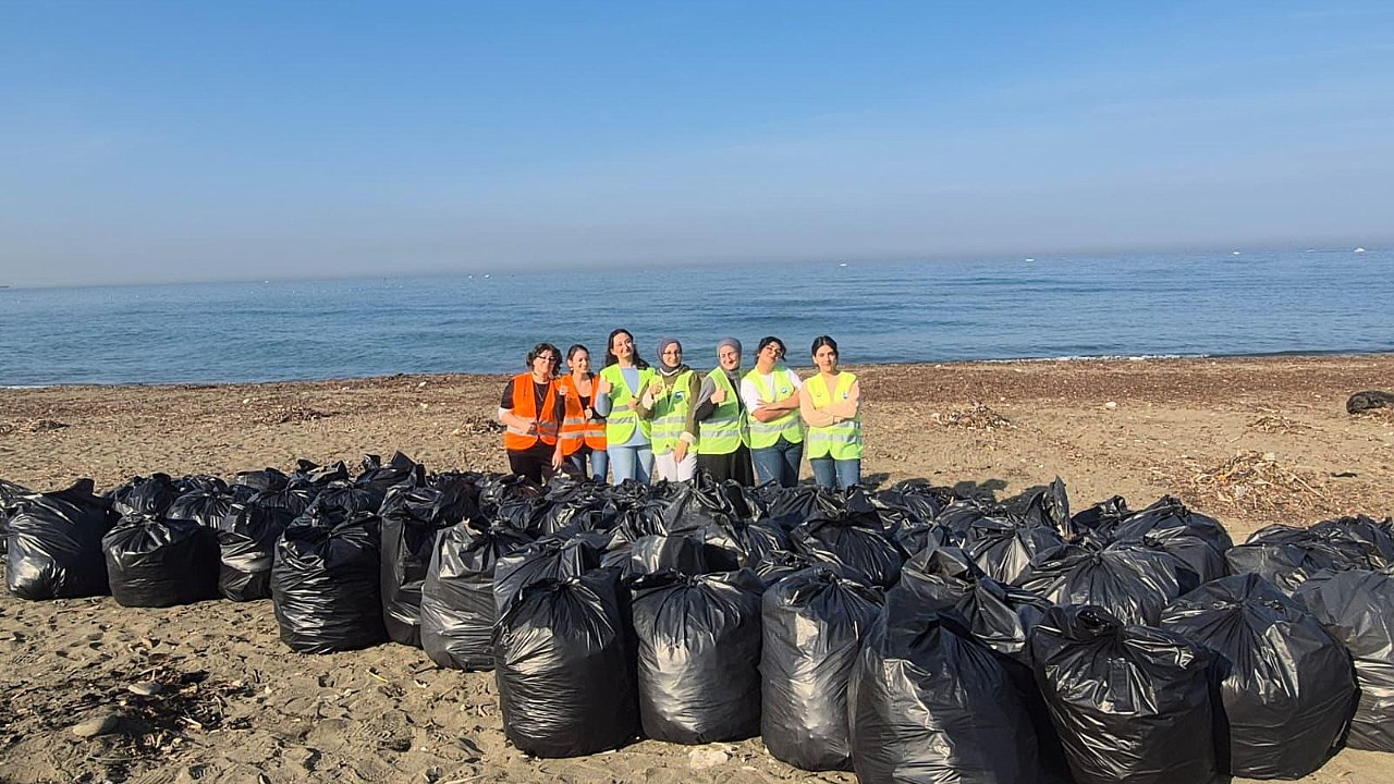 BÜYÜKŞEHİR EKİPLERİNDEN SAHİL TEMİZLİĞİ ÇALIŞMASI