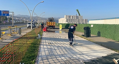 BÜYÜKŞEHİR SAHİLDEKİ YÜRÜYÜŞ YOLUNU YENİLİYOR