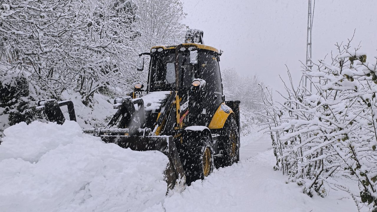 ARSİN’DE KARLA MÜCADELE ÇALIŞMALARI ARALIKSIZ SÜRÜYOR