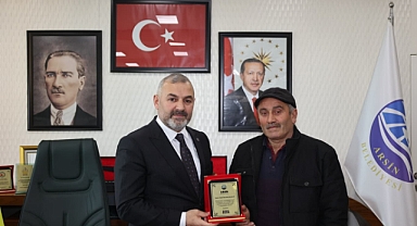 Başkan Bilgin’den emekliye ayrılan personellere plaket ONLARIN EMEKLERİ