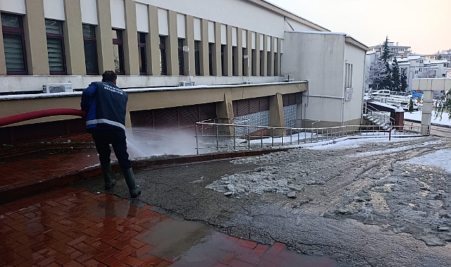 BÜYÜKŞEHİR’DEN KRİTİK NOKTALARDA KAR TEMİZLİĞİ