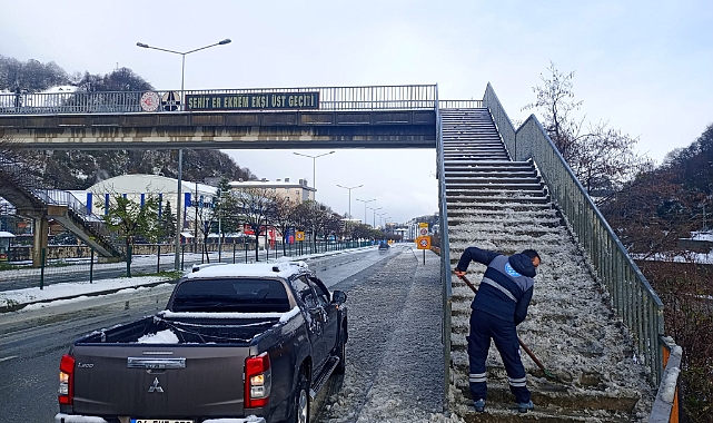 BÜYÜKŞEHİR’DEN KRİTİK NOKTALARDA KAR TEMİZLİĞİ