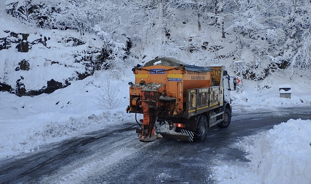 BÜYÜKŞEHİR EKİPLERİ, KAPALI MAHALLE YOLLARINI AÇIYOR
