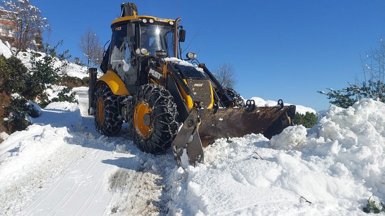 BÜYÜKŞEHİR EKİPLERİ, KAPALI MAHALLE YOLLARINI AÇIYOR