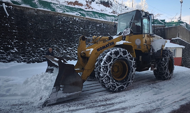 BÜYÜKŞEHİR EKİPLERİ KARLA MÜCADELEYİ SÜRDÜRÜYOR